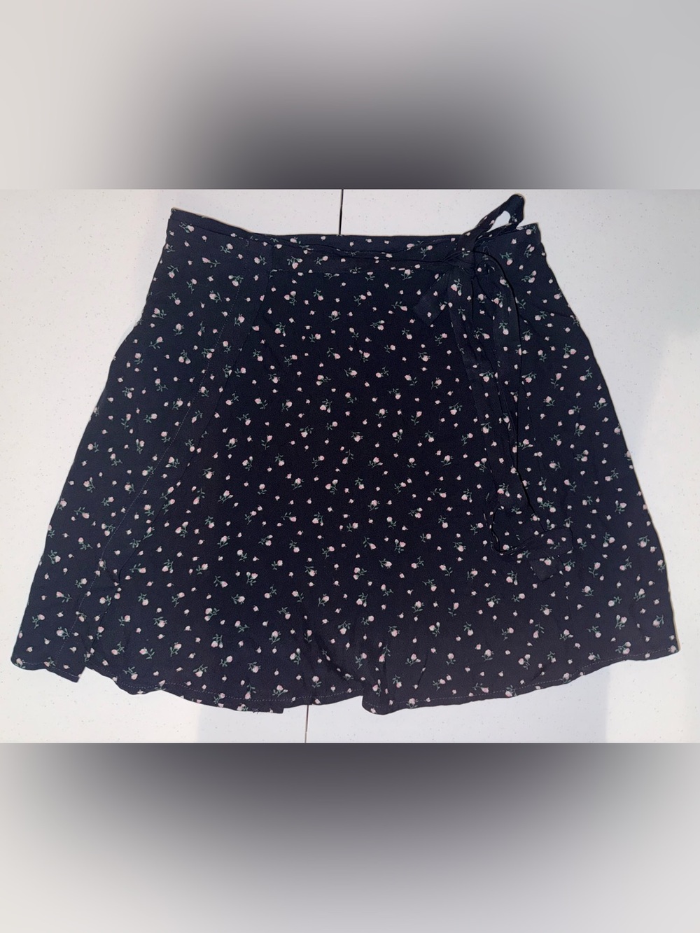 Brandy Melville Navy Genevieve Floral Wrap Mini Skirt 🌸